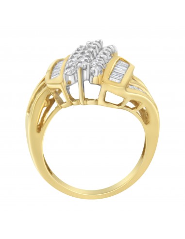 10K Yellow Gold 2ct TDW Round and Baguette cut Diamond Bypass Ring (H-II1-I2) suggérées chez